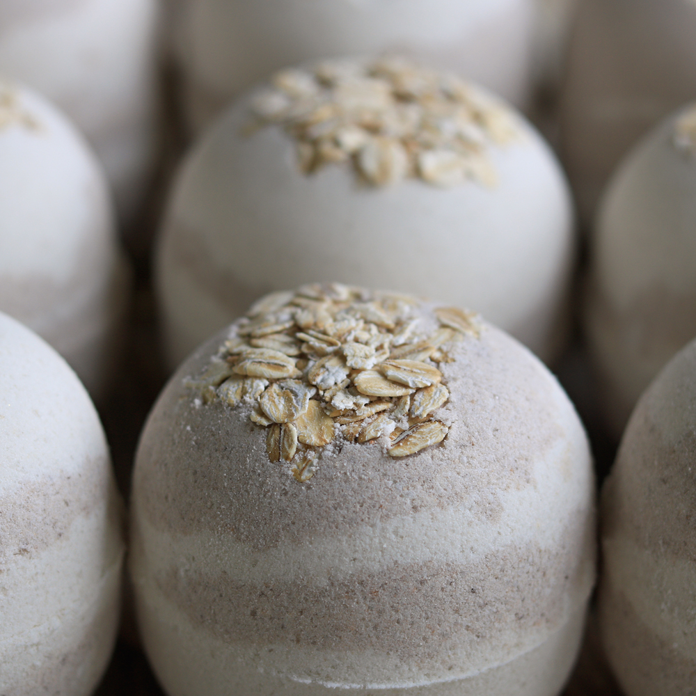 Oatmeal, Milk & Honey Bath Bomb - Image 2